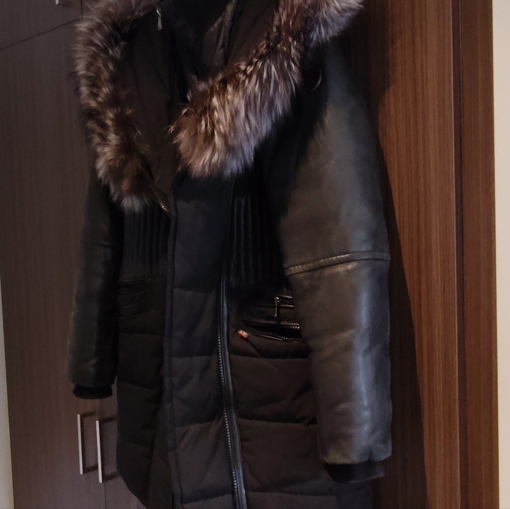 Luxurious Black Fur-Trimmed Women's urbain parka. Good condition. Signs of wear